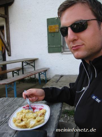 Simon hat schon seinen leckeren Kaiserschmarrn f�r 7 Euro. 