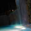 Der Wasserfall am Pool bei Nacht